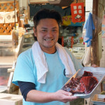 神奈川県三崎　松本さん・・・代々続く人気の魚屋さん、まぐろの血合いを分けてもらっています